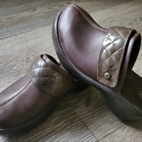 CROCS | Shoes | Crocs Womens Size 7 Cobbler Shoes Brown Leather Quilted Strap | Poshmark CROCS | Shoes | Crocs Womens Size 7 Cobbler Shoes Brown Leather Quilted Strap | Poshmark